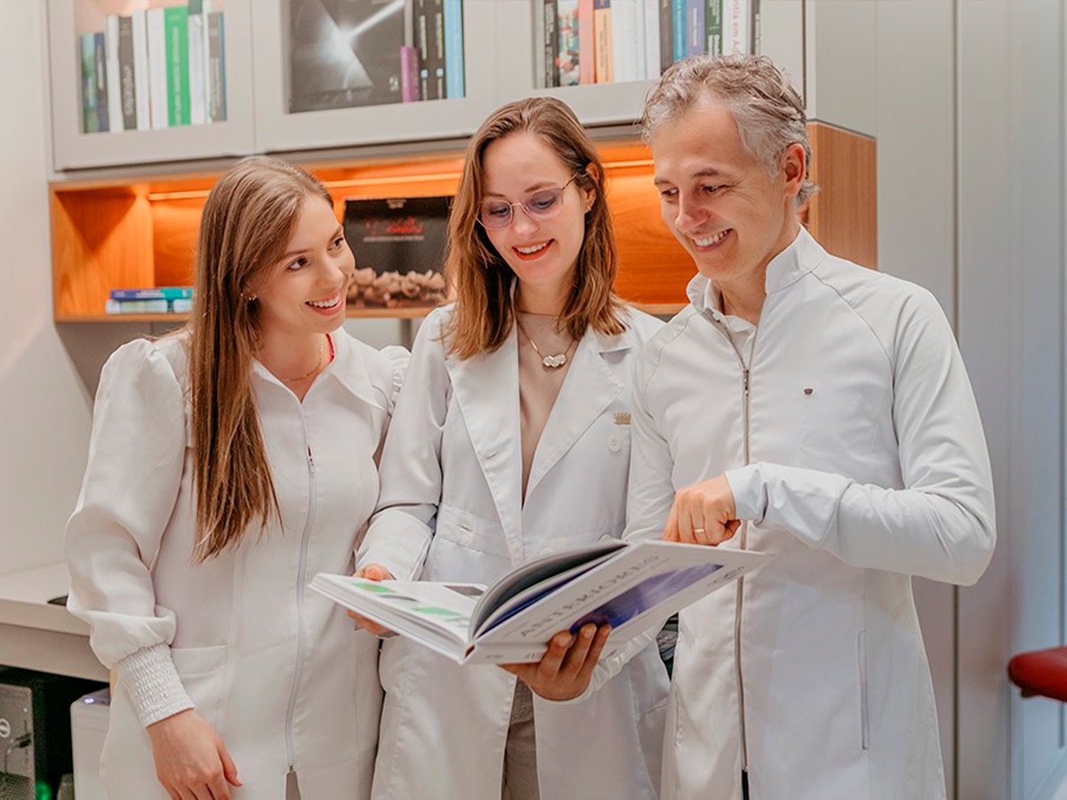 Equipe da Miers Odontologia reunida estudando um caso clínico